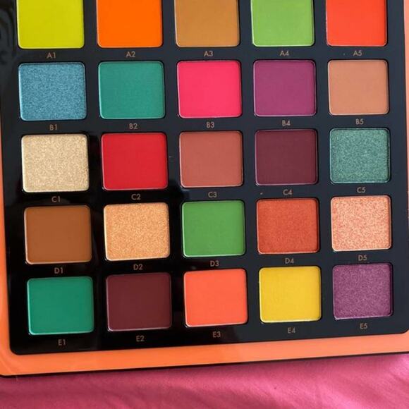 Anastasia Beverly Hills Norvina Pro Pigment Eyeshadow Palette Vol. 3 - Picture 2 of 8
